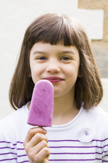 Porträt eines kleinen Mädchens mit Joghurt-Blaubeer-Eislutscher - LVF001126