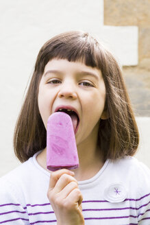Porträt eines kleinen Mädchens mit Joghurt-Blaubeer-Eislutscher - LVF001127