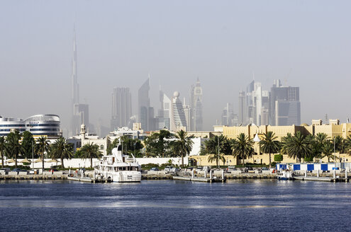 VAE, Dubai, Port Saeed mit der Skyline der Innenstadt im Hintergrund - THAF000296