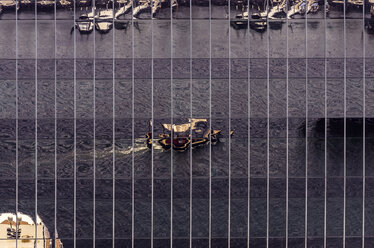 VAE, Dubai, Bur Dubai, Spiegelungen in der Glasfront eines Hochhauses - THAF000302