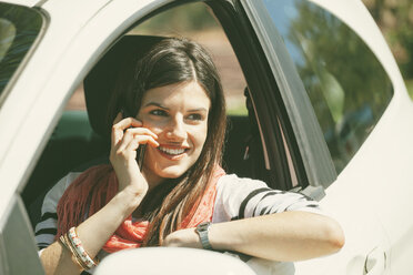 Spanien, Barcelona, Junge Frau im Auto beim Telefonieren - EBSF000222