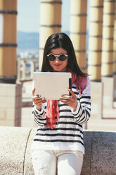 Spanien, Barcelona, Junge Frau mit digitalem Tablet - EBSF000236