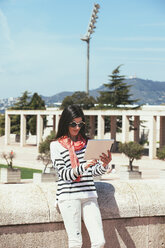 Spanien, Barcelona, Junge Frau mit digitalem Tablet - EBSF000238