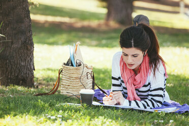 Spain, Barcelona, Student learning in park - EBSF000241