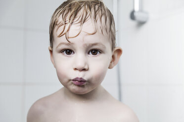 Portrait of little boy with wet hair making a fish face - MFF001095