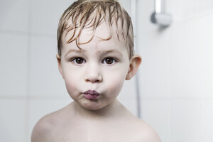 Porträt eines kleinen Jungen mit nassen Haaren, der ein Fischgesicht macht - MFF001095