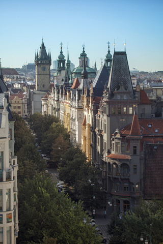 Tschechien, Prag, entlang der Parizska Straße, Häuser und Türme des Rathauses und der St. Nikolaus Kirche, lizenzfreies Stockfoto