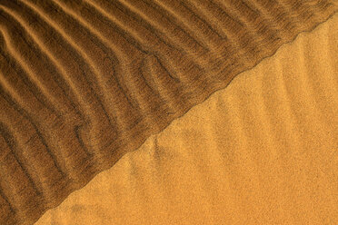 Algerien, Tassili n Ajjer, Sahara, zweifarbige Sandkräuselungen auf einer Wüstendüne - ESF001009