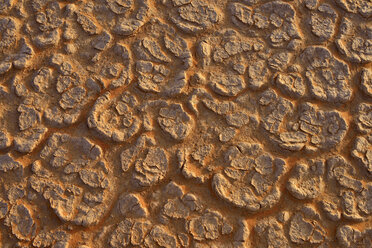 Algeria, Tassili n Ajjer, Sahara, broken surface of a salt and clay pan - ESF001014