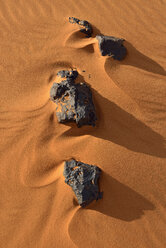 Algeria, Tassili n Ajjer, Sahara, rocks and ripples on a desert dune - ESF001016