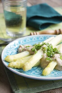 White asparagus with cashew cream sauce, garnished with chopped parsley - HAWF000136