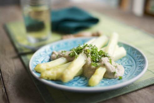 White asparagus with cashew cream sauce, garnished with chopped parsley - HAWF000137
