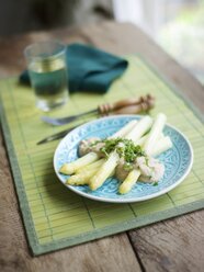 White asparagus with cashew cream sauce, garnished with chopped parsley - HAWF000138
