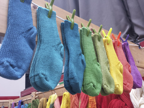 bunte Socken, paarweise, an der Leine, Deutschland, lizenzfreies Stockfoto