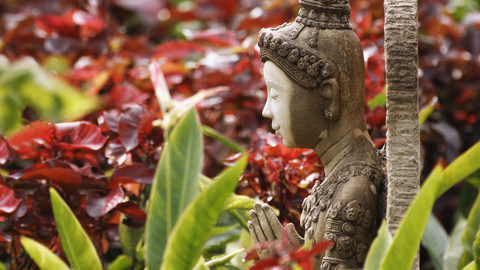 Asien, Thailand, Bangkok, Buddha-Figur im Garten, lizenzfreies Stockfoto