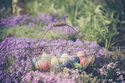 Osterkorb im Garten, lizenzfreies Stockfoto