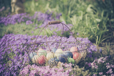 Osterkorb im Garten - MJF000965