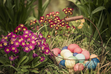 Osterkorb im Garten - MJF000975