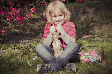 Junge mit Osterhase im Garten - MJF000979