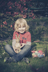 Junge mit Osterhase im Garten - MJF000980