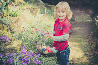 Junge im Garten mit Osterkorb - MJF000985