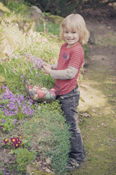 Junge im Garten mit Osterkorb - MJF000986