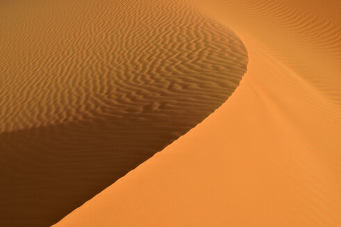 Algerien, Tassili n Ajjer, Sahara, Sandkräuselungen auf einer Wüstendüne - ESF001021