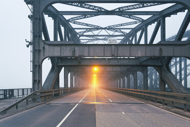 Germany, Hamburg, Freihafenelbbruecke, morning mist - MSF003822