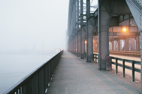 Deutschland, Hamburg, Freihafenelbbrücke, Morgennebel, lizenzfreies Stockfoto