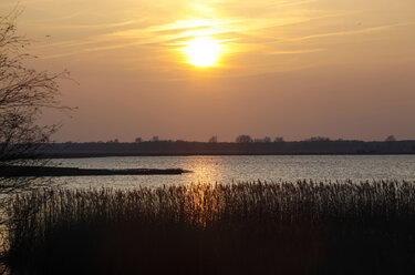 Deutschland, Mecklenburg Vorpommern, Blick auf die Ostsee bei Sonnenuntergang - JTF000525