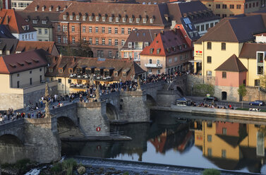 Deutschland, Bayern, Würzburg, Altstadt, Alte Mainbrücke am Abend - JTF000523