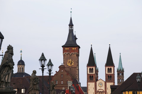 Deutschland, Bayern, Würzburg, Altstadt, Alte Mainbrücke am Abend, lizenzfreies Stockfoto