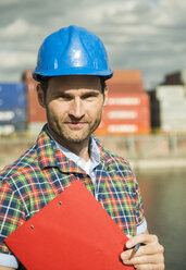 Mann mit Klemmbrett im Containerhafen - UUF000409