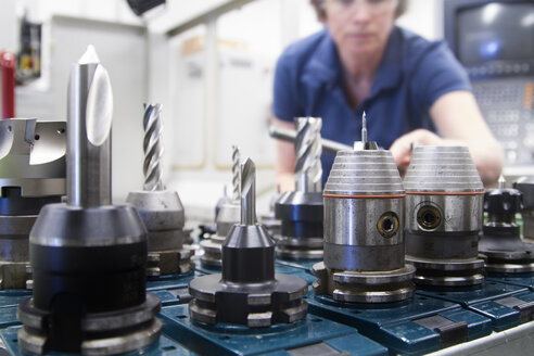 Deutschland, Freiburg, Technikerin bei der Arbeit in einer Metallwerkstatt - SGF000606