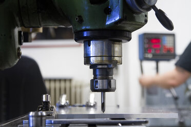 Deutschland, Freiburg, Technikerin bei der Arbeit in einer Metallwerkstatt - SGF000611