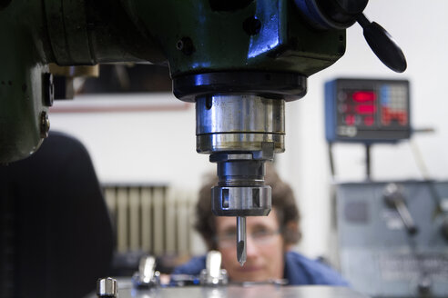 Deutschland, Freiburg, Technikerin bei der Arbeit in einer Metallwerkstatt - SGF000616