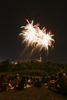 Deutschland, Bayern, München, Feuerwerk Sommernachtstraum über dem Olympiapark - FCF000088