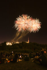 Deutschland, Bayern, München, Feuerwerk Sommernachtstraum über dem Olympiapark - FCF000089