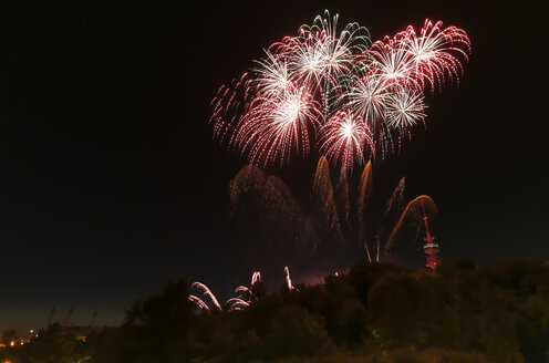 Deutschland, Bayern, München, Feuerwerk Sommernachtstraum über dem Olympiapark - FCF000090