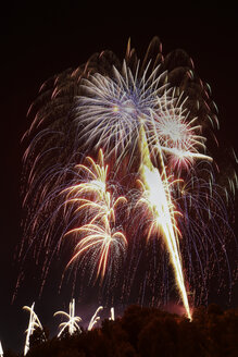 Deutschland, Bayern, München, Feuerwerk Sommernachtstraum über dem Olympiapark - FCF000091