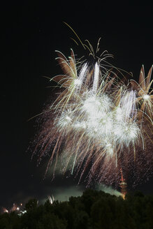 Deutschland, Bayern, München, Feuerwerk Sommernachtstraum über dem Olympiapark - FCF000094