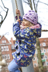 Kleines Mädchen schwingt mit Seil - JFEF000330