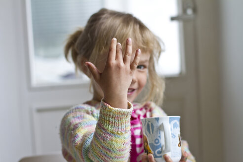 Porträt eines kleinen Mädchens, das mit den Fingern zählt - JFEF000334