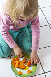 Little girl cutting carrots - JFEF000338