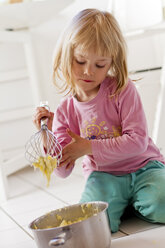Little girl preparing mashed potatoes - JFEF000341