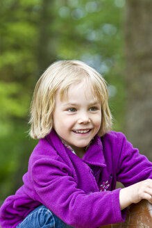 Portrait of smiling little girl - JFEF000345