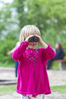 Kleines Mädchen schaut durch ein Fernglas - JFEF000350