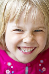 Porträt eines lächelnden kleinen Mädchens - JFEF000355