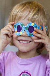 Kleines Mädchen mit ihrer selbstgebastelten Papierbrille - JFEF000357