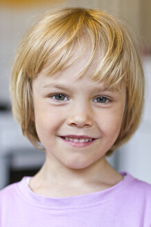 Porträt eines lächelnden kleinen Mädchens - JFEF000358